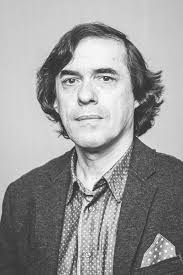 Born in bucharest, he graduated from the university of bucharest's faculty of romanian language and literature in 1980. Mircea CÄƒrtÄƒrescu