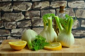 Per prima cosa tagliate le cime del finocchio (1) con le barbette, e terrete queste ultime da parte. Ortaggio Del Mese Il Finocchio Fab