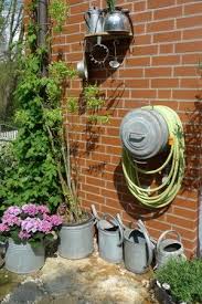 Unseren Gusseiseren Schlauchhalter Aus Dem Gartenmarkt Tauschte Mir Mein Mann Gegen Einen Grossen Zinktopf Wasserhahn Garten Schlauchhalter Indoor Wassergarten
