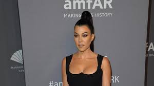 The two friends and neighbors would go on to spark romance rumors several times over the in february 2019, kourtney and travis go out to dinner at nobu in malibu with her kids and his children. Kourtney Kardashian Und Travis Barker Steht Ihre Verlobung Kurz Bevor