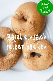 So kleben zuckerperlen, essbarer glitzer und co. Bagel Backe Die Runden Brotchen Mit Dem Loch Haus Und Beet Lebensmittel Essen Brot Backen Rezept Einfach Bagel