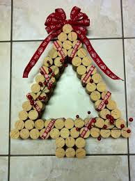 This great project is so simple to do, and easy enough for anyone to do! 50 Homemade Wine Cork Crafts Hative