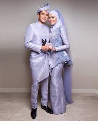 Namun, coraknya dihasilkan secara motif pantulan seperti cermin agar ia bersesuaian dengan baju kurung moden in yang mempunyai belahan di bahagian tengah. 130 Pengantin Melayu Songket Ideas Pengantin Melayu Malay Wedding Dress Malay Wedding
