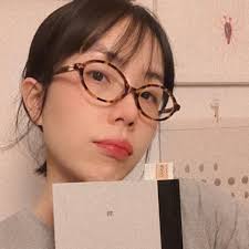 喵咪許-  這次目錄美美的，半年一次的目錄就像是我個人的小小攝影集似的，在每天大量拍攝工作下，可以留下什麼記憶的工作真的很不容易；這次要抽獎送給粉粉們，會送出三本，留言給我「呱呱」就可以得到唷～雖然櫃上好像可以索取喇，然後也沒有我跟林羿的簽名😹😹😹  到3/10 ...