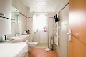 Er hat ein fensterloses badezimmer mit einer lüftung direkt über dem duschkopf. Badsanierung Umbau Erfordert Erlaubnis Berliner Mieterverein E V