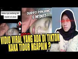 Dalam tayangan video yang diunggah oleh akun tiktok @mucenggg, terlihat dua pemuda salat. Vidio Yang Lagi Viral Di Tiktok Kaka Lagi Tidur Malah Di Ganggu Adik Youtube