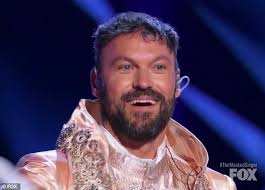 The Masked Singer Brian Austin Green Removes Giraffe Mask After Stumping Whole Panel On Fox Show Readsector Female