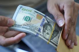 Dólar cai ao menor patamar em 20 meses com exterior favorável e fluxo para ativos locais