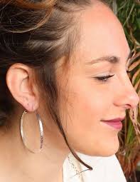 Cette Creole Indienne Est Large Et En Argent Plat Et Martele Pour Un Style Ethnique Et Differ Boucles D Oreilles Indiennes Boucle Oreille Argent Creole Argent