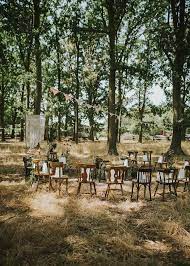 Houten tafel, veel planten en bloemen, een stretchten en prachtige styling maken van hun trouwfeest eentje voor in de boekjes. Engaged De Vintage Boho Wedding Van Nick En Lieselot