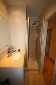 Il nostro viaggio all'interno del suggestivo e vastissimo universo dei rivestimenti in marmo per bagno non poteva che iniziare dalle varietà bianche, come il marmo di carrara, che sono anche tra le più richieste e versatili. Piani Per Bagno In Marmo Monza E Brianza Marmi Sigma Pero Milano Lombardia