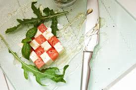 Wassermelone in mundgerechte stücke schneiden, feta drüberbröseln, kräuter grob hacken. Wassermelonen Feta Salat Mit Rucola Knusprig Fein
