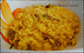 Il risotto giallo ai finferli è un delizioso primo piatto che si prepara in pochi minuti: Risotto Ai Funghi E Zafferano Ricetta Primo Piatto Una Riccia Ai Fornelli