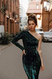 💚 Зеленое платье с асимметричным топом Kylie Green 👗 Платья в аренду и  напрокат Story Dress Москва
