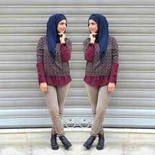 Hanya dengan mengenakan baju tidur babydoll, aku ikut duduk di teras untuk sekedar menemaninya ngobrol. Tanpa Harus Melepaskan Jilbab 6 Gaya Berbusana Lengan Pendek Ini Tetap Bisa Kamu Terapkan