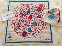 Las características de estos juegos es que son cooperativos, y enfocados a educar en valores; Juego De La Oca Juego De Mesa De Tela Estampado A Mano Estampados A Mano Telas Estampadas Juegos