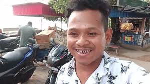 Crossing Jalangi (Jamuna) River by boat from Godrum to Mayapur