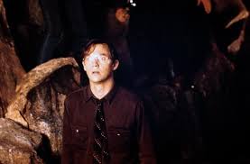 After tragedy strikes, a grieving father discovers an ancient burial ground behind his home with the power to raise the dead. Stephen Kings Es 2 Filmkritik Film Tv Spielfilm