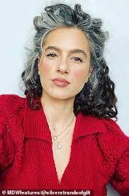Capelli sale e pepe, grigi o un silver da far invidia? La Donna Diventa Una Star Di Instagram Mostrando I Suoi Capelli Grigi Naturali Celex