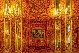 Bursztynowa komnata) was a chamber decorated in amber panels backed with gold leaf and mirrors, located in the catherine palace of tsarskoye selo near saint petersburg. Jantarova Komnata
