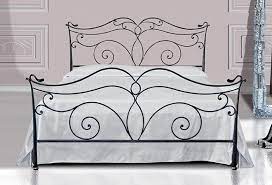 Quando acquisti un letto matrimoniale a cassettoni, soddisfi una necessità primaria fondamentale, specialmente se la metratura della tua camera da letto non lascia troppo spazio a compromessi. Letto Matrimoniale In Ferro Battuto Con Linee Classiche