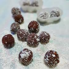 Fate in modo che le scaglie di cocco aderiscano bene e poi posizionate i dolcetti in pirottini tondi. Palline Al Cocco Vegan Senza Cottura Zucchero Defilato