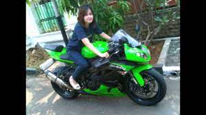 Sob,yang punya facebook,whastapp atai bbm pasti 2hari terakhir pernah lihat gambar diatas.seorang perempuan yang dibonceng naik kawasaki ninja 250 terlihat seksi dengan bodynya yang semlohe. Cewek Naik Motor Kawasaki Ninja 250 Youtube