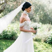 Soft waves go seamlessly with a quiet center part. 47 Wedding Hairstyles That Look Perfect With A Veil