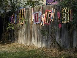 Uber 30 Deko Ideen Fur Den Gartenzaun Die Freude Bereiten Ausgefallene Gartendeko Selber Machen Rustikale Deko Fur Den Garte Gartenzaun Gartendekor Gartenbeet