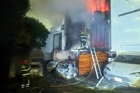 Consume incendio 3 autos en fraccionamiento en Contreras