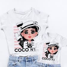 L'abbigliamento è solitamente composto da fibre o tessuti, sebbene abbia incluso anche pelle di animali e altri fogli sottili di materiali cuciti insieme nel tempo. Coordinati Mamma E Figlio A Whale