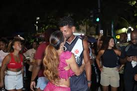 Viviane Araujo recebe o carinho do marido em ensaio do Salgueiro