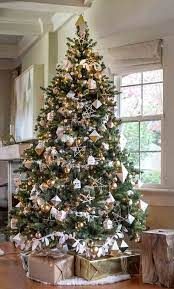 Le sapin est l'élément indispensable et traditionnel de noël. Deco De Sapin Blanc Et Photo D Arbre Avec Accessoires Fait Maison Silver Christmas Tree Scandinavian Christmas Trees Gold Christmas Tree
