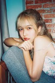 Hậu Hoàng cực lạ trong bộ ảnh mặc váy hở bạo mừng tuổi 26, fan thốt lên Ai  đây không quen?