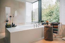 En dus doucht het koppel zich dan maar in de tweede badkamer, maar de buren kunnen ons daar zien in ons blootje. Binnenkijken Bungalow In Een Strak Kleedje De Standaard Mobile