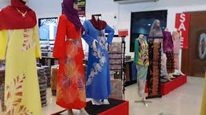 Kedudukan kompleks noor arfa amat strategik dan senang untuk dikunjungi oleh pelanggan dari luar terengganu mahupun pelancong. A Visit To Noor Arfa Craft Complex Terengganu Youtube
