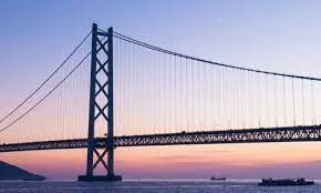 Jembatan gantung dengan pengaku adalah tipe jembatan gantung yang karena kebutuhan akan persyaratan keamanan dan kenyamanan, memiliki bagian struktur dengan kekakuan tertentu. Pemandangan Siang Dan Malam Yang Indah Dari Jembatan Gantung Terpanjang Di Dunia Yang Menghubungkan Kobe Dan Pulau Awaji Ana