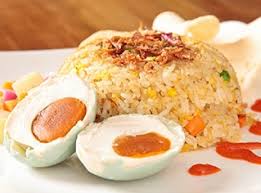 Tumis bumbu yang telah dihaluskan hingga harum. Resepi Nasi Goreng Telur Masin Resepi Bonda