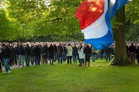 De dodenherdenking op de dam in amsterdam zal dit jaar anders gaan dan normaal. Dodenherdenking Dutchreview