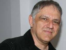 Ο νίκος πορτοκάλογλου γεννήθηκε στο βόλο, την προτελευταία ημέρα του '57. Nikos Portokalogloy O Apro8ymos Antimnhmoniakos Ta Nea