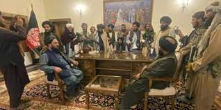 아프가니스탄 바그람 공군기지 근처 고물상에 쳐진 철조망 사이로 한 남성이 서 있는 모습이 보인다. Vyffai Csgt81m