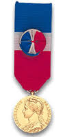Lors du compte rendu, nous avions annoncé les futures attributions à xavier perramond et franck sala de la médaille d'argent de la fonction publique territoriale, venant récompenser 20 ans de service. Medaille D Honneur Du Travail Decorations Medailles Demarches Administratives Accueil Les Services De L Etat Dans Le Val De Marne