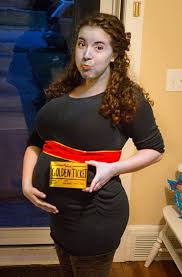 Kerri is the cat, her belly is the fish tank and she's just eaten the little fishy. 56 Of The Most Creative Halloween Costumes For Pregnant Women Bored Panda