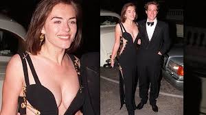 Elizabeth hurley's film debut was in the compilation of aria in the year 1987. Elizabeth Hurley Vor 25 Jahren Trug Sie Ihr Legendares Sicherheitsnadelkleid
