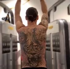 Zlatan ibrahimovic is a wanker. Zlatan Ibrahimovic Makes His Huge Lion Tattoo On His Back Roar In Amazing Party Trick As He Tenses Muscles