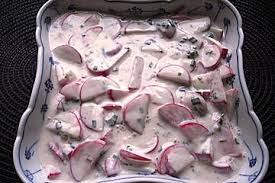 Radieschensalat Mit Joghurt Und Schnittlauch Von Barenmama Chefkoch Radieschen Salat Kuchenmaschine Lebensmittel Essen