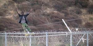 Um kurz nach zwei in der nacht fahren soldaten am grenzzaun el tarajal vor und machen sich auf den weg zum. Migranten Am Grenzzaun In Nordafrika 400 Klettern Nach Ceuta Taz De