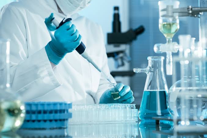 フリー写真] 実験室で薬品を使って分析中の化学者でアハ体験 | GAHAG | 著作権フリー写真・イラスト素材集 - GAHAG | 著作権フリー 写真・イラスト素材集