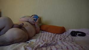 Midget Baba Kıçını Göster, Mastürbasyon Yap ve Göbeğine Boşal