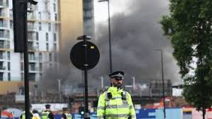 A large fire has broken out at elephant and castle in south london, and video has emerged of an explosion in nearby railway arches. 6qg6ai4qpdtb8m